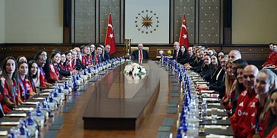 CUMHURBAŞKANI ERDOĞAN, ŞAMPİYON MİLLÎ VOLEYBOLCULARI KABUL ETTİ