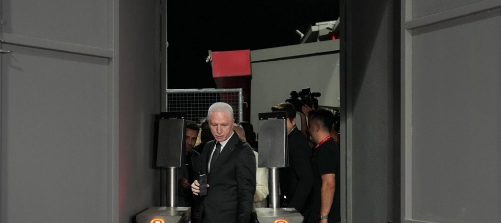 VALİ GÜL, STATLARDA ALINACAK GÜVENLİK ÖNLEMLERİNİ AÇIKLADI